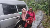 Bidan Liya dan Bidan Cindy nekat jalan kaki menerobos bencana longsor untuk bantu ibu melahirkan. (arief pramono)