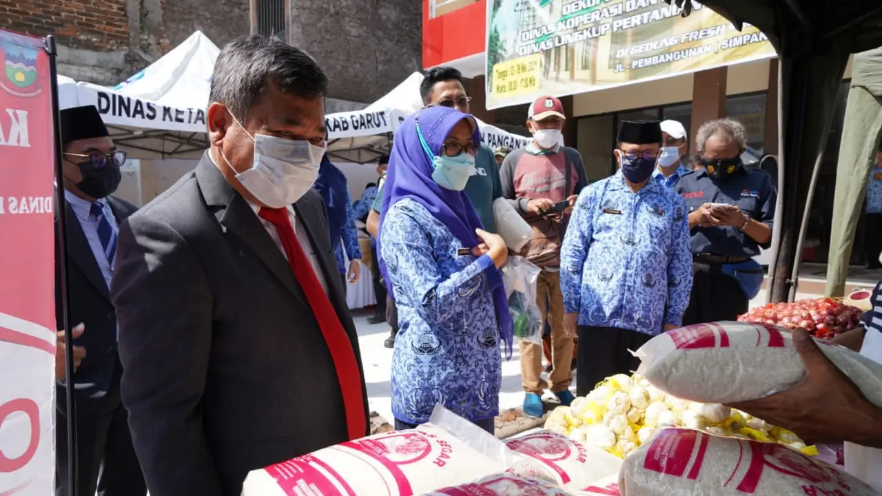 Bupati Garut Rudy Gunawan, meninjau beberapa kios milik warga dalam gebyar Pasar Ramadan Garut 1442 H di Gedung Freshop Dinas Pertanian Garut, Jawa Barat.