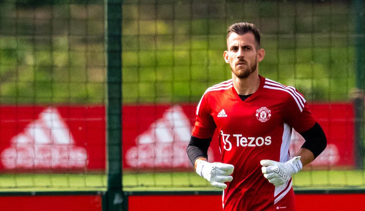Hadir pula dalam sesi latihan itu Martin Dubravka yang dipinjam dari Newcastle selama satu musim untuk menjadi pelapis David De Gea. (Twitter/@ManUtd)