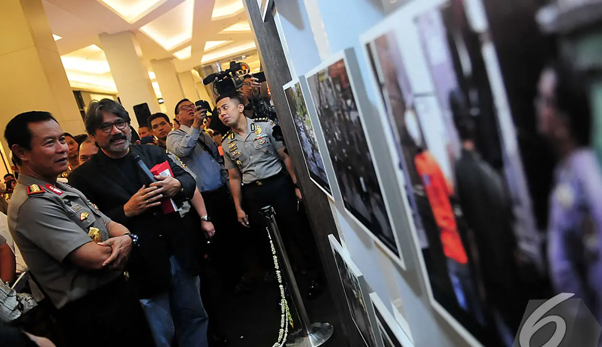 Kapolri Jenderal Sutarman ditemani Fotografer senior Darwis Triadi saat melihat foto-foto yang dipamerkan di Mall Casablanca, Jakarta, Kamis (6/11/2014)(Liputan6.com/Johan Tallo)