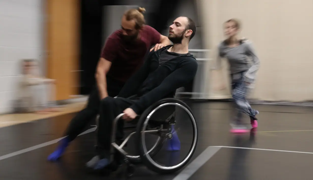 Penari dari Candoco Dance Company melakukan latihan jelang pertunjukan baru mereka di London utara, Inggris (13/4). Penari ini berupaya meningkatkan kesadaran publik mengenai karya-karya dari seniman penyandang disabilitas. (AFP Photo/Daniel Leal Olivas)