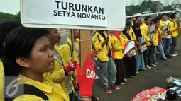 Sejumlah mahasiswa menggelar aksi unjuk rasa di depan Gedung DPR, Jakarta, Jumat (11/12). Dalam aksinya mereka menuntut Ketua DPR Setya Novanto mundur dari jabatannya. (Liputan6.com/Johan Tallo)