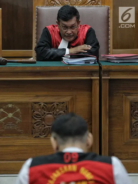 Terdakwa kasus penyalagunaan narkoba, Tio Pakusadewo mendengarkan keterangan hakim saat sidang lanjutan di PN Jakarta Selatan, Kamis (12/7). Sidang beragendakan pembacaan duplik atas replik dari JPU pekan lalu. (Liputan6.com/Faizal Fanani)