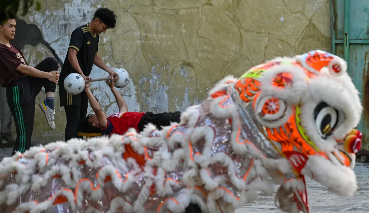 Pemain Barongsai mengikuti latihan persiapan menyambut perayaan Tahun Baru Imlek di Banda Aceh, Sabtu (21/1/2020). Perayaan Imlek tahun ini  jatuh pada hari Minggu, tanggal 22 Januari 2023.(Chaideer Mahyuddin/Agence France-Presse/AFP)