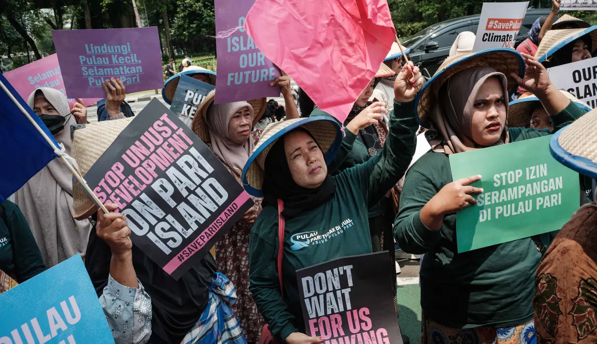 Sejumlah warga Pulau Pari, Jakarta Utara, berunjuk rasa di depan kantor Kementerian Kelautan dan Perikanan di Jakarta pada Rabu 8 Oktober 2025. (Yasuyoshi CHIBA/AFP)