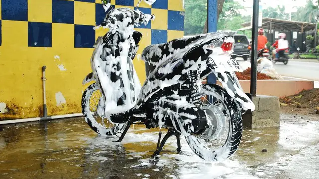 Mau Cuci Motor Cepat Bersih? Coba Pakai Sabun Cuci Piring