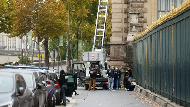 Polisi berjaga di samping lift barang yang digunakan pencuri untuk masuk ke Museum Louvre. (Dimitar DILKOFF / AFP)