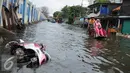 Warga melintasi banjir dengan menumpang becak di Kawasan Muara Angke, Jakarta, Rabu (11/1). Banjir rob setiap laut pasang ini terjadi setelah tanggul laut jebol pada pertengahan tahun lalu. (Liputan6.com/Gempur M. Surya)