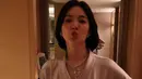<p>Dalam foto lainnya, kemewahan dan keanggunan Song Hye Kyo semakin ditekankan dalam balutan gaun sutra yang dipadukan dengan perhiasan indah. (Foto: Instagram/ kyo1122)</p>