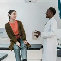 Terutama jika kamu memiliki kondisi kesehatan tertentu seperti diabetes, tekanan darah rendah, atau sedang minum obat rutin, lebih baik konsultasikan terlebih dahulu kepada tim medis (Foto: Accuray/Unsplash)