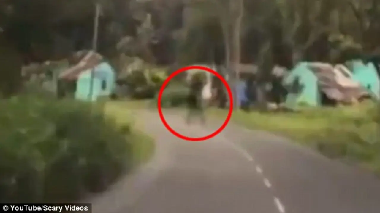 Kamera Tangkap Bayangan Gelap Lintasi Jalanan, Hantu?