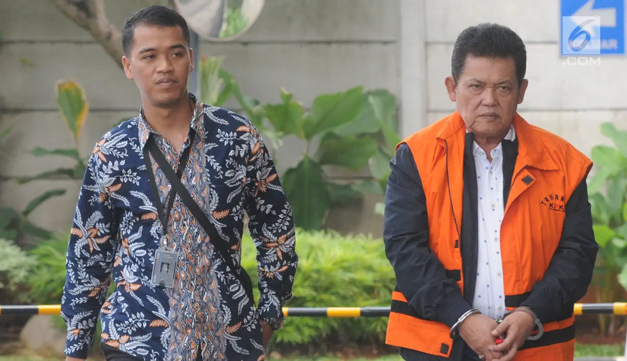 Walikota Pasuruan Setiyono dikawal petugas tiba di gedung KPK, Jakarta, Jumat (11/1). Setiyono diperiksa sebagai tersangka untuk melengkapai berkas terkait dugaan suap sejumlah proyek di wilayah Kota Pasuruan, Jawa Timur. (Merdeka.com/Dwi Narwoko)