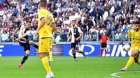 Gelandang Juventus, Aaron Ramsey, melepaskan tendangan ke gawang Verona pada laga Serie A di Stadion Juventus, Sabtu (21/9/2019). Juventus menang 2-1 atas Verona. (AP/Alessandro Di Marco)