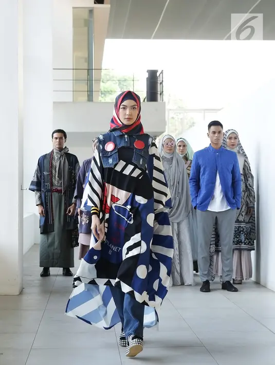 Model berjalan di catwalk pada pembukaan Muffest 2020 di Aquatic Stadium, GBK Senayan, Jakarta, Jumat (30/8/2019). Muffest mempertemukan para pelaku industri busana muslim tanah air, baik yang sudah punya nama dan brand besar, maupun dari pelaku usaha kecil dan menengah. (Fimela.com/Bambang E.Ros)