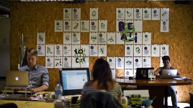 Pengusaha muda bekerja di depan komputer di pusat startup teknologi "Beta-i" di Lisbon pada 29 September 2016. Patricia de Melo Moreira/AFP