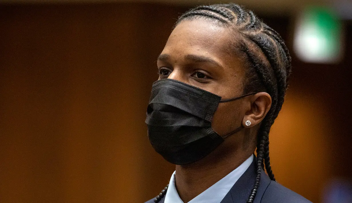 Rapper A$AP Rocky menjalani sidang kasus dugaan penyerangan di Los Angeles Superior, California, Amerika Serikat, 17 Agustus 2022. Menurut polisi, Rocky dan korban sebelumnya terlibat argumen sehingga menyebabkan rapper tersebut kehilangan kesabaran dan melepas peluru ke arah korban. (Irfan Khan/Los Angeles Times via AP, Pool)