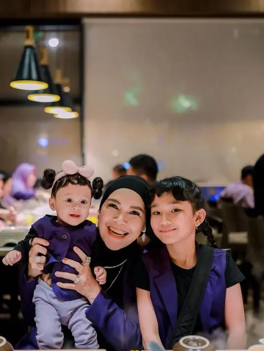 Umi Kalsum mendapat kejutan diner di sebuah restoran. Potret bahagia umi Kalsum bersama cucu yang juga hadir dalam acara tersebut. [Instagram/ayutingting92]