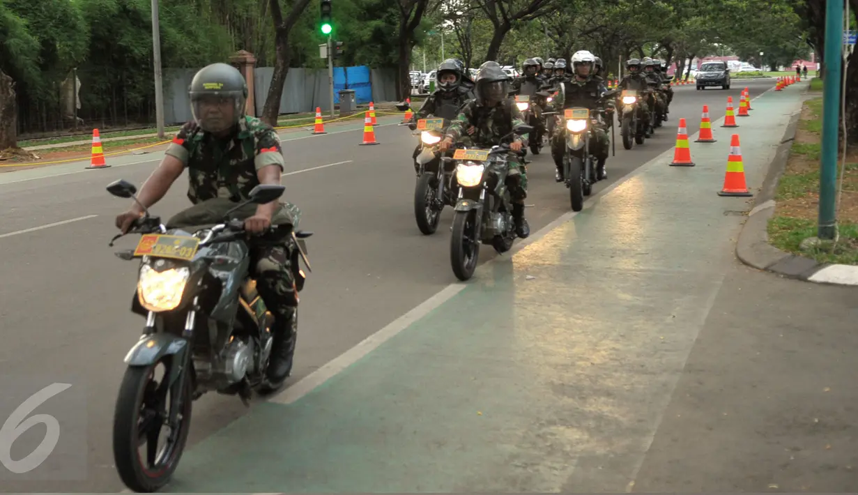 Sejumlah anggota TNI berpatroli menggunakan sepeda motor di sekitar Gereja Santo Laurensius, Alam Sutra, Tangerang, Kamis (24/12). Pengamanan gabungan ini untuk menimbuklkan rasa aman bagi para jemaat gereja. (Liputan6.com/Faisal R Syam)