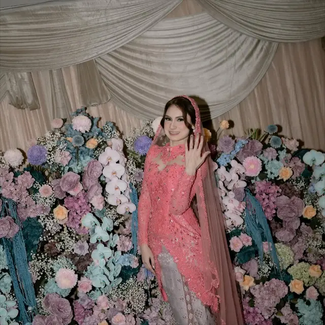 6 Potret Kebaya Lamaran Raisya Bawazier yang Memukau, Nuansa Pink Coral Lembut