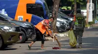 Pelanggar PSBB dikenai sanksi menyapu di kawasan Kantor Wali Kota Jakarta Timur, Kamis (6/8/2020). Joko Widodo menerbitkan Instruksi Presiden Nomor 6 Tahun 2020 tentang Peningkatan Disiplin dan Penegakan Hukum Protokol Kesehatan dalam Pencegahan dan Pengendalian COVID-19. (merdeka.com/Imam Buhori)