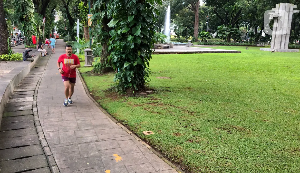Warga beraktivitas di Taman Suropati, Menteng, Jakarta, Rabu (18/3/2020). Meskipun ditutup untuk umum terkait upaya mencegah penyebaran virus covid 19, namun sebagian masyarakat tetap beraktivitas di sekitar taman tersebut untuk berolahraga atau sekadar berekreasi. (Liputan6.com/Immanuel Antonius)