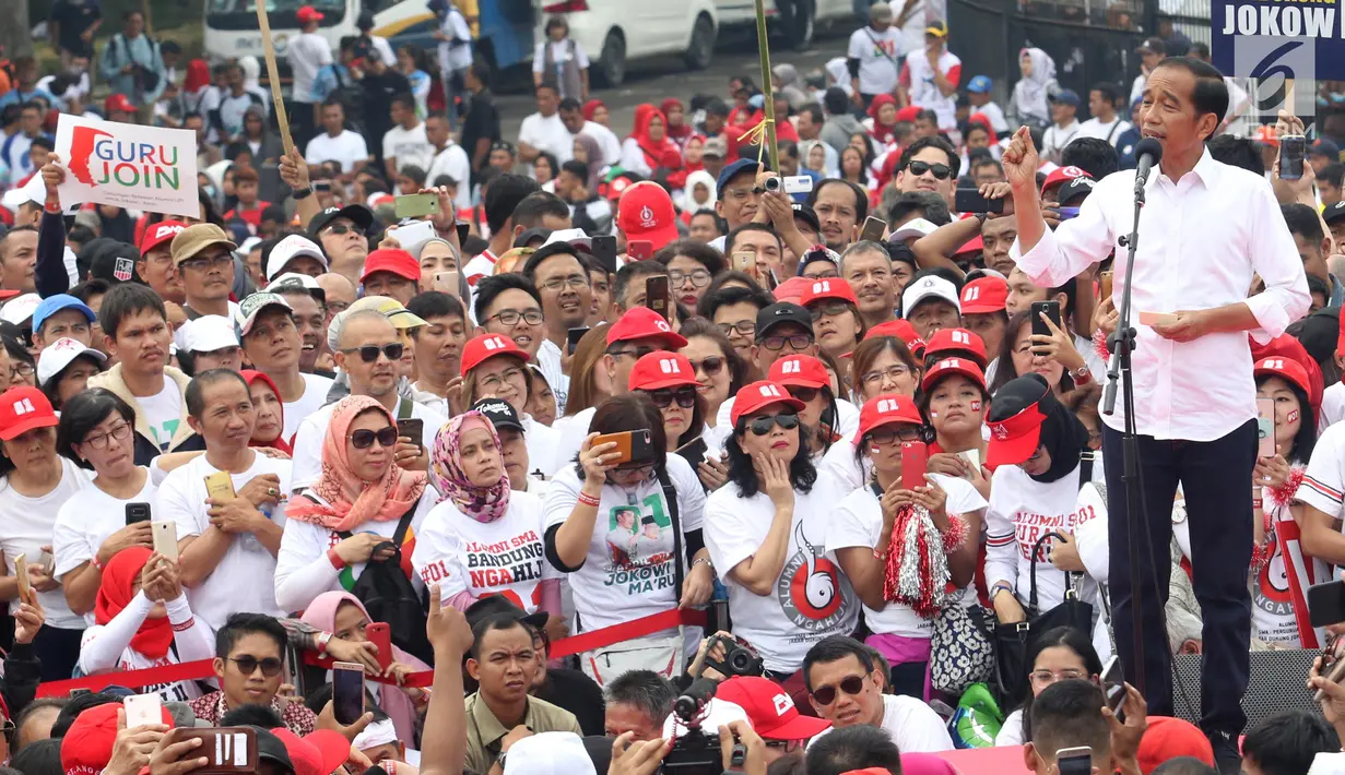 Capres nomor urut 01 Joko Widodo menyapa pendukungnya saat menghadiri deklarasi Alumni Jabar Ngahiji di Monumen Perjuangan Kota Bandung, Jawa Barat, Minggu (10/3). Deklarasi tersebut bertema 'Ayo Bung Satu Kembali'. (Liputan6.com/Angga Yuniar)