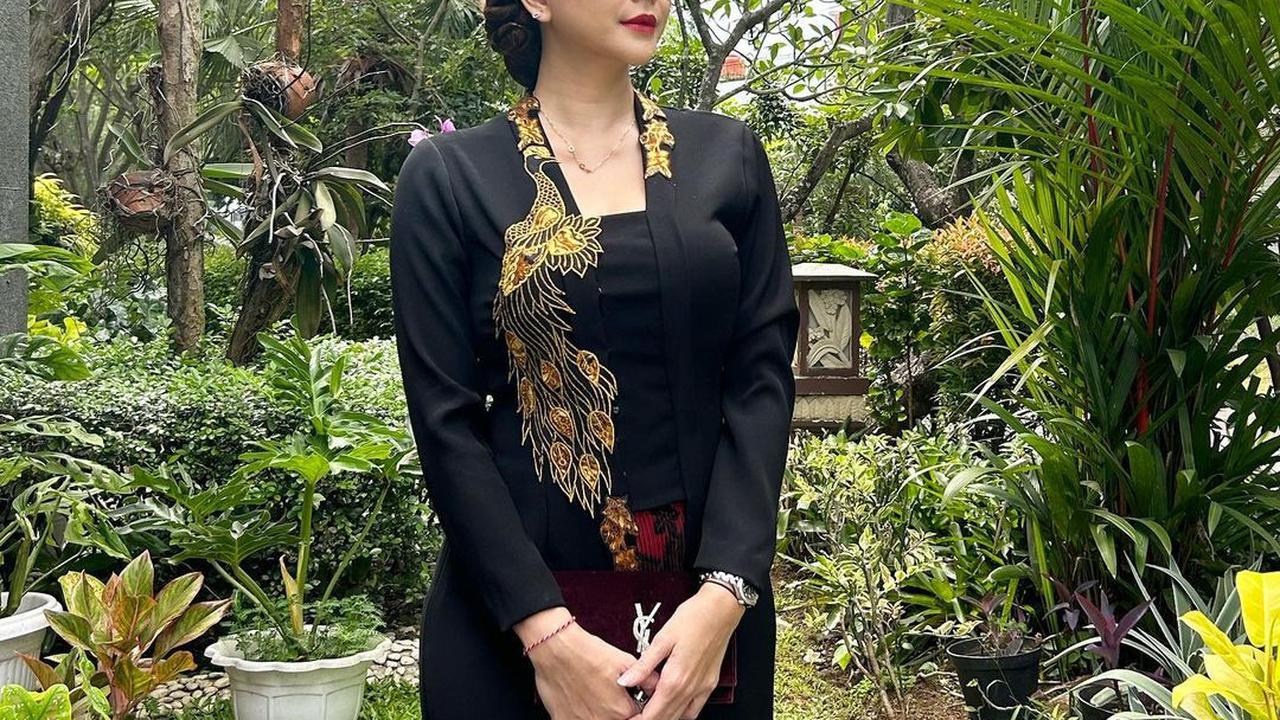 Aura Kasih Pakai Kebaya