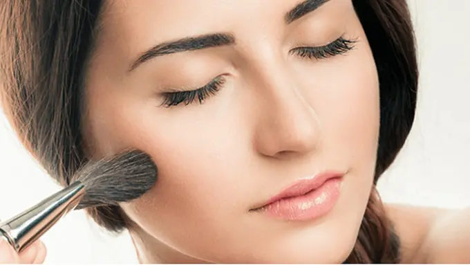 Makeup Natural Lebih Menarik, Ini 4 Trik Wajib Coba