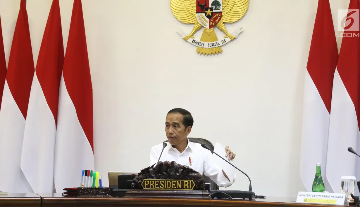 Presiden Joko Widodo atau Jokowi memimpin rapat terbatas percepatan peta jalan penerapan industri 4.0 di Kantor Presiden, Jakarta, Selasa (3/9/2019). Jokowi meminta percepatan peta jalan penerapan industri 4.0 guna mendongkrak investasi dan ekspor. (Liputan6.com/Angga Yuniar)