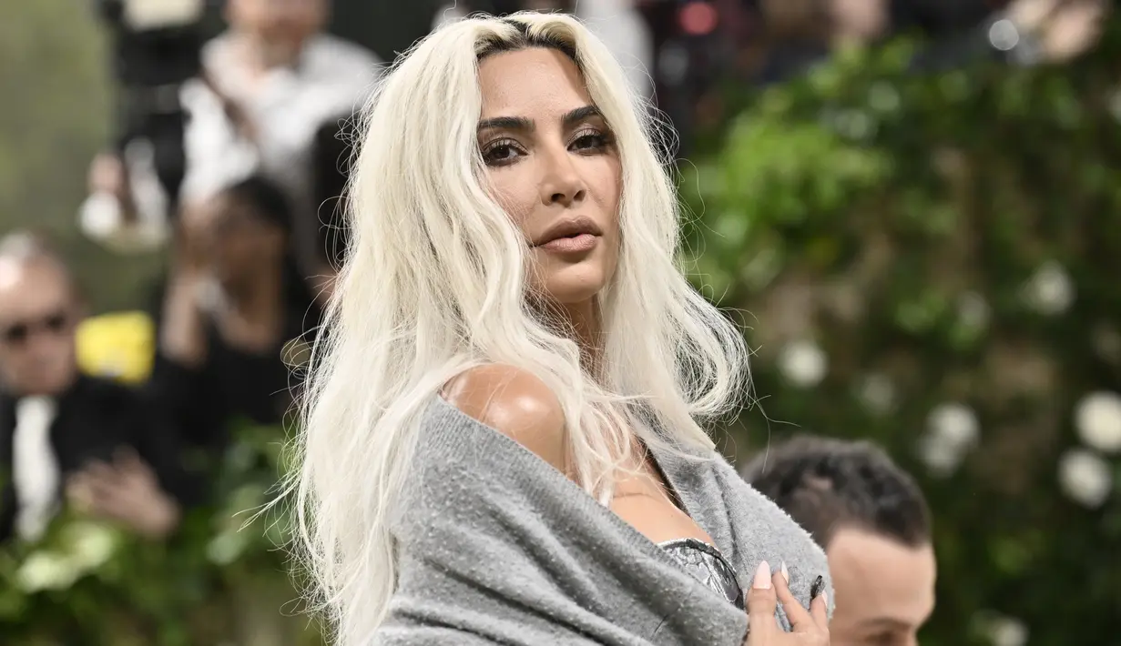 <p>Pendiri Skims ini memilih gaya rambut yang dibuat agak berantakan berwarna putih untuk melengkapi penampilannya di Met Gala. (Photo by Evan Agostini/Invision/AP)</p>