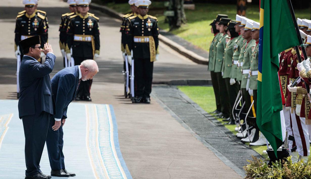 Menurut laporan Sekretariat Presiden, kunjungan kenegaraan Presiden Lula da Silva ke Indonesia kali ini merupakan balasan atas lawatan Presiden Prabowo Subianto ke Brasil pada Juli lalu. (Yasuyoshi CHIBA/AFP)
