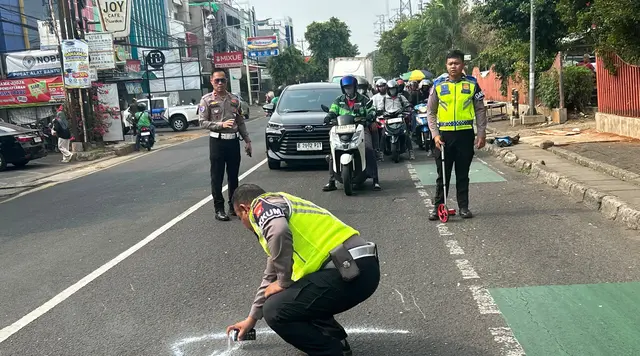 Detik-Detik Kecelakaan di Depok, Penumpang Motor Tewas Terlindas Truk