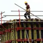 Pekerja menyelesaikan pembangunan jalur layang MRT di kawasan Lebak Bulus, Jakarta, Sabtu (15/10). Presiden Jokowi mengatakan proyek pembangunan MRT rute Lebak Bulus-Bundaran HI diperkirakan selesai pada tahun 2019 mendatang. (Liputan6.com/Helmi Afandi)