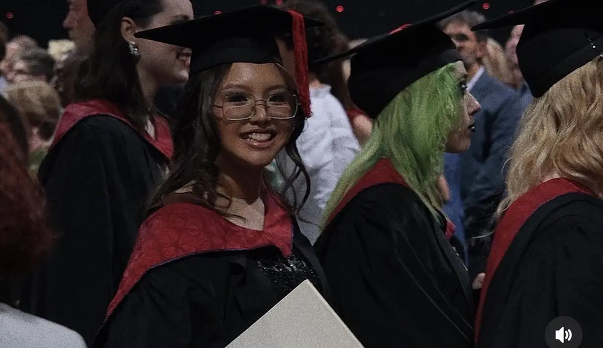 Naja pun semakin memesona saat mengenakan jubah berkerah merah dan toganya. @najandmm