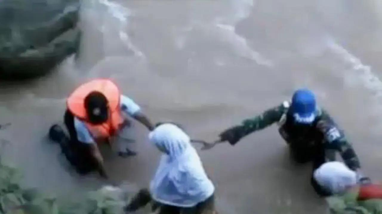 VIDEO: Demi Pilkada, Warga Desa Ini Rela Seberangi Sungai Deras