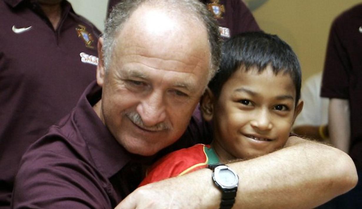 Martunis dengan pelatih Portugal saat EURO 2004, Luis Felipe Scolari. (AFP)