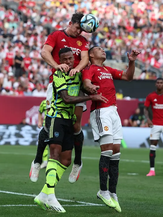 Laga berlangsung menarik sejak awal. Manchester United dan Arsenal saling berbalas serangan. (Al Bello/Getty Images/AFP)