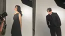 Pemotretan kedua yang dilakukan di studio, kedua tampak mengenakan pakaian serba hitam. Rachell dibalut dress panjang one shoulder dengan rambut terurai.  [Twitter/@rachellyahya]