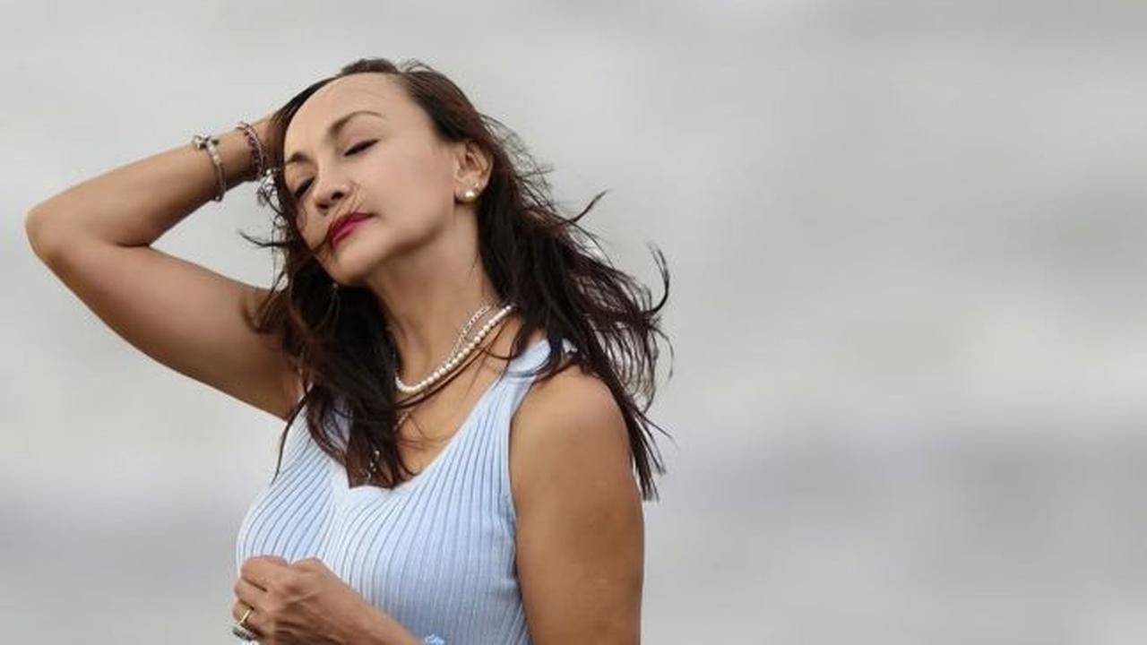 Potret Gladys Suwandhi Healing di Pantai (credit: instagram/gladys_suwandhi)