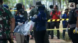 Anggota Labfor Mabes Polri mengumpulkan barang bukti di TKP ledakan di kawasan Monas, Jakarta, Selasa (3/12/2019). Dalam ledakan itu dua anggota TNI menjadi korban dan mengalami luka. (merdeka.com/Imam Buhori)