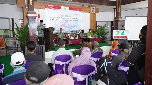 Serahkan 500 Sertifikat PTSL, Bupati Anas Pesan ke Warga Tentukan Skala Prioritas 