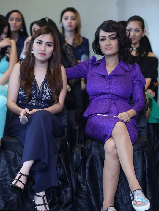 Tidak pernah peduli dengan ucapan orang lain, Ayu Ting Ting tetap fokus meniti kariernya. Dengan gaya bicaranya, Ayu menuturkan yang terpenting baginya adalah dapur ngebul. (Nurwahyunan/Bintang.com)