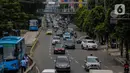 Sejumlah kendaran melintas di jalanan kawasan Harmoni, Jakarta, Selasa (7/4/2020). Volume kendaraan yang melintas di DKI Jakarta meningkat pada Senin (5/4/2020) setelah 18 hari penerapan work from home atau kerja dari rumah untuk mencegah penyebaran virus corona. (Liputan6.com/Faizal Fanani)