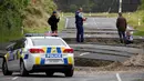 Polisi dan warga setempat melihat jalan retak di sepanjang State Highway One, sebelah selatan Blenheim di Pulau Selatan, Selandia Baru, Senin (14/11). Gempa 7,8 SR yang mengguncang Selandia Baru mengakibatkan jalan tersebut retak. (REUTERS/Anthony Phelps)