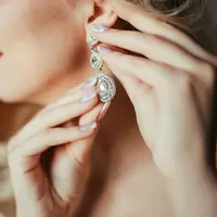 Ilustrasi Anting Terlalu Besar / Freepik by freepic.diller