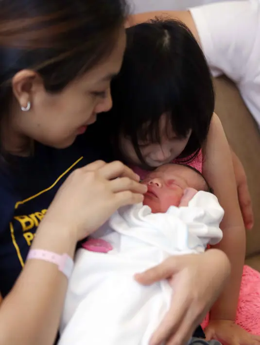 Setelah beberapa jam di rumah sakit, Sabtu (13/5) jam satu siang, Dian masih saja dalam bukaan dua alias tidak nambah. Bahkan, kontraksi malah makin sedikit. Dian yang ingin melahirkan normal terus memanjatkan doa. (Nurwahyunan/Bintang.com)