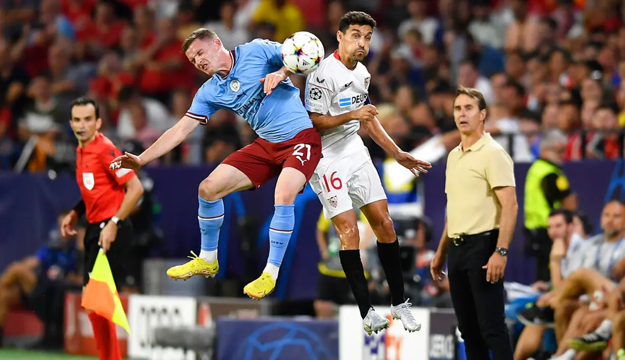 Pemain Manchester City Sergio Gomez (kiri) berbut bola udara dengan pemain Sevilla Jesus Navas pada pertandingan sepak bola grup G Liga Champions di Seville, Spanyol, 6 September 2022. Manchester City menang 4-0. (AP Photo/Jose Breton)