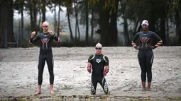 (kiri ke kanan) Mathieu Witvoet, petualang lingkungan, Theo Curin, perenang dengan amputasi empat anggota badan, dan Malia Metella, wakil juara Olimpiade gaya bebas 50m di Olimpiade Athena, berlatih di perairan terbuka pada air 12 derajat celcius, di Compiegne, 23 Oktober 2020. (FRANCK FIFE/AFP)