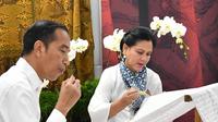 Presiden Jokowi dan ibu negara turut membatik di kain 74 meter (Foto: Setpres)