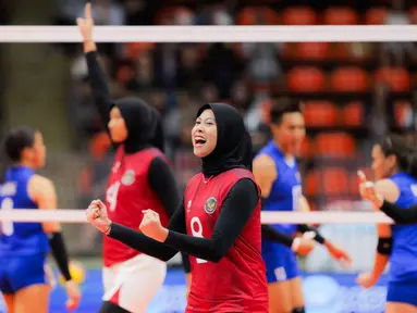 Pemain tim voli putri Indonesia, Megawati Hangestri Pertiwi (tengah) merayakan raihan poin saat bertanding di final voli putri SEA Games 2025 di Indoor Stadium Huamark, Bangkok, Thailand, pada Senin (15/12/2025). Timnas voli putri Indonesia berhasil meraih medali perunggu SEA Games 2025 usai terlibat pertarungan ketat empat set dengan Filipina. (Bola.com/Bagaskara Lazuardi)